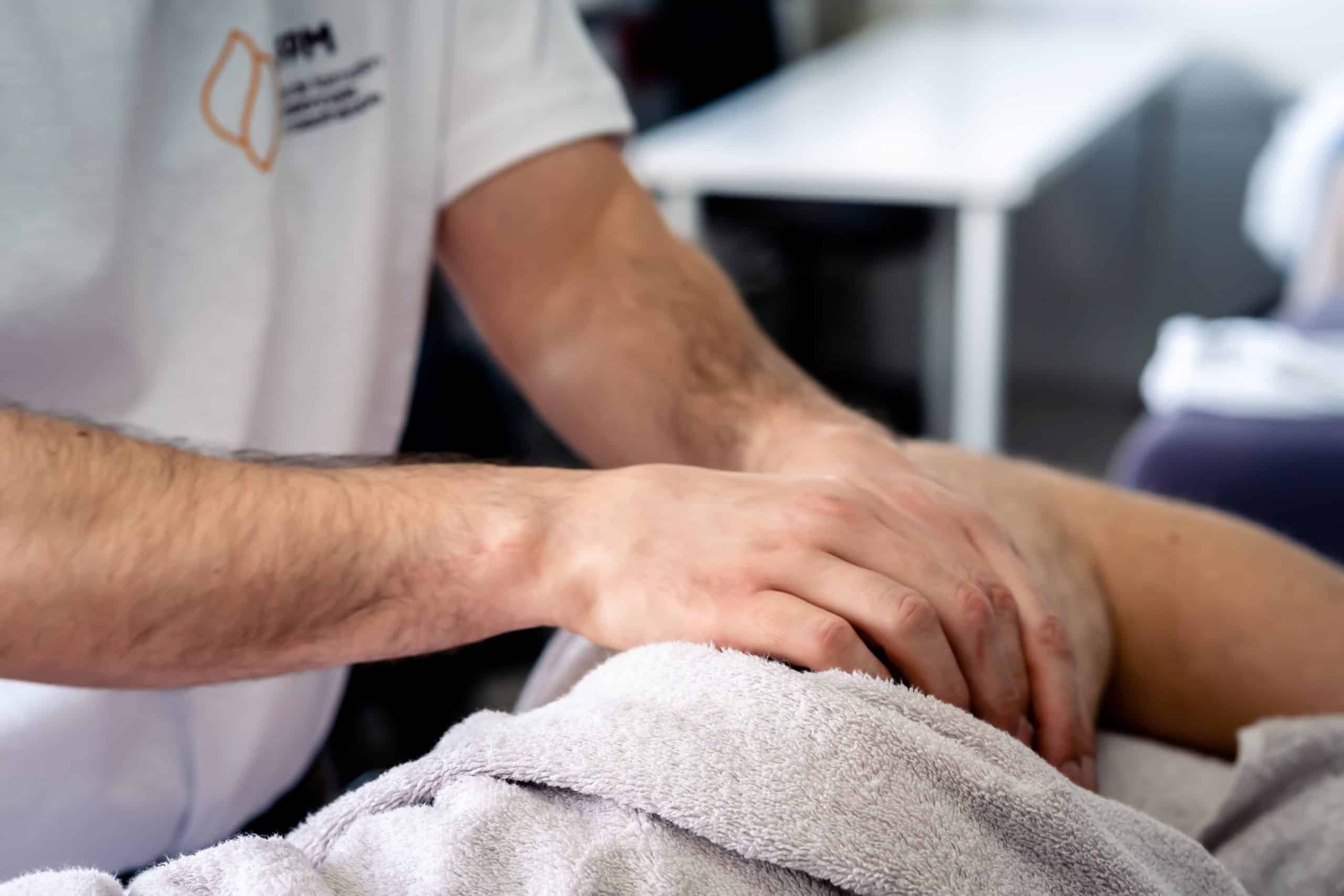 Atelier pratique de massage à l'EFPM — école de formation professionnelle en massothérapie à Gland